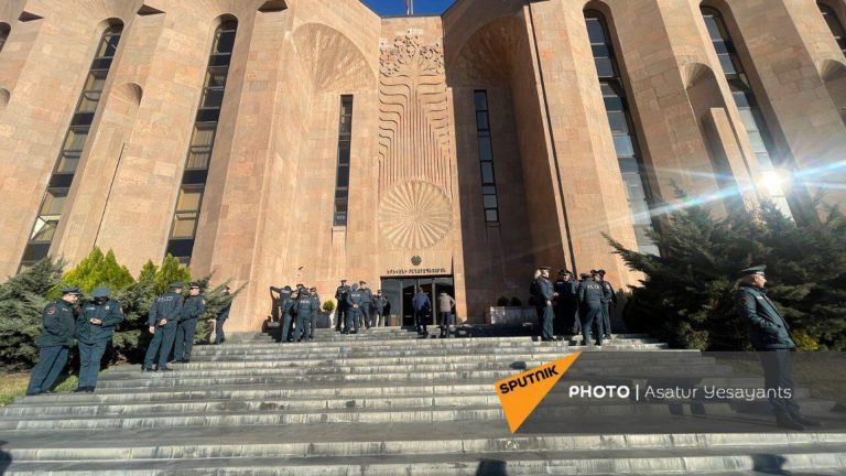 Երևանի քաղաքապետարանում տեղի ունեցած ծեծկռտուքի գործով տուժող է ճանաչվել Սարգիս Տեր-Եսայանը