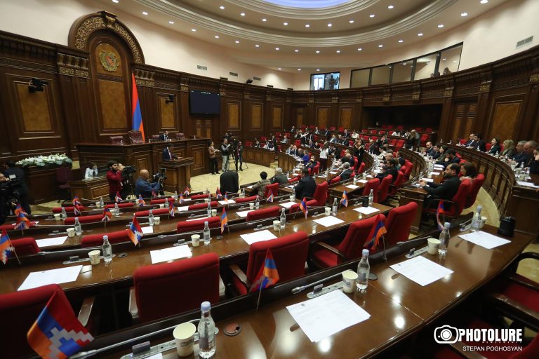 ԱԺ-ն առաջարկում է ՀՀ բոլոր բնակավայրերի մուտքերին տեղադրել դրոշներ